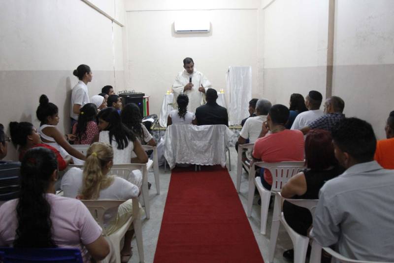 Juntos há 10 anos, hoje o grande dia chegou. Pela primeira vez, um casamento católico (foto) foi realizado dentro do Centro de Detenção Provisória de Icoaraci. A cerimônia religiosa ocorreu na manhã desta quinta-feira (7) e faz parte da programação da Semana do Encarcerado 2018, promovida pela Arquidiocese de Belém, por meio da Pastoral Carcerária, em parceria com a Superintendência do Sistema Penitenciário do Estado (Susipe). “Esse momento é importante para mostrar que o preso não é apenas o sujeito, mas o protagonista dessa semana. Com essa cerimônia pretendemos fazer com que eles se sintam parte da sociedade. Isso tudo faz parte de um processo para resgatar esse indivíduo e fazer com que ele se sinta reintegrado à sociedade, e assim, resgatar a sua autoestima em prol da sua recuperação”, explicou o coordenador da Pastoral Carcerária, diácono Ademir da Silva.
FOTO: AKIRA ONUMA / ASCOM SUSIPE
DATA: 07.06.2018
BELÉM - PARÁ <div class='credito_fotos'>Foto: Akira Onuma / Ascom Susipe | <a href='/midias/2018/originais/432e7b77-06a7-4db7-b019-beb17704b08b.jpg' download><i class='fa-solid fa-download'></i> Download</a></div>