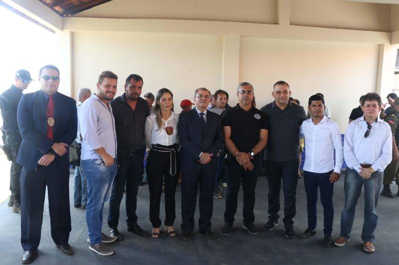 A população do município de Gurupá recebeu, na manhã desta segunda (22), a Unidade Integrada de Policiamento Pro Paz (UIPP) do município. Um investimento de mais um milhão de reais que irá substituir a unidade de polícia que funcionava no mesmo prédio desde a década de 70. O secretário de Estado de Segurança Pública, Luiz Fernandes representou o Governador do Estado na inauguração. O evento contou também com a presença do Comandante Geral da Polícia Militar Hilton Benigno e o delegado Sílvio Maués representando o Delegado Geral de Polícia Civil. A nova UIPP dispõe de salas para direção, investigadores, registro de ocorrências, espera, cartório, sala de reconhecimento de suspeitos, comando da Polícia Militar e corporação, além de espaços para mediação de conflitos. Luiz Fernades explicou que já forma construídas mais de 70 UIPPs em todo o Estado e que atendem a população não apenas no que diz respeito ao atendimento policial como também o social. “É este o referencial dos conceito das Unidades Integradas de Policiamento”, comentou o secretário que também anunciou a entrega de uma lancha nova para o policiamento fluvial nesta região.
FOTO: SIDNEY OLIVEIRA / AG. PARÁ
DATA: 21.10.2018
GURUPÁ - PARÁ <div class='credito_fotos'>Foto: Sidney Oliveira/Ag. Pará | <a href='/midias/2018/originais/432fac68-ad6d-4500-808a-9c2aaaebb919.jpg' download><i class='fa-solid fa-download'></i> Download</a></div>
