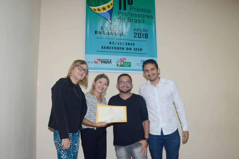 Em 2015, a Secretaria de Estado de Educação (Seduc) criou o Centro de Formação dos Profissionais da Educação Básica do Estado do Pará (CEFOR), com a perspetiva de apropriação das metodologias formativas e de transferência de tecnologia. Nesta segunda-feira (3), o Centro comemorou (foto) os quatro anos de criação durante cerimônia realizada no Instituto de Educação Estadual do Pará (IEEP), prédio histórico que abriga o CEFOR. Participaram da ocasião professores, formadores, a secretária de Educação do Estado, Ana Cláudia Serruya Hage e o secretário Adjunto de Ensino, José Roberto da Silva.

 FOTO: RAI PONTES / ASCOM SEDUC
DATA: 04.12.2018
BELÉM - PARÁ <div class='credito_fotos'>Foto: Rai Pontes/Ascom Seduc   |   <a href='/midias/2018/originais/4336cfdd-1ddd-4502-a53d-c2d83243b00c.jpg' download><i class='fa-solid fa-download'></i> Download</a></div>