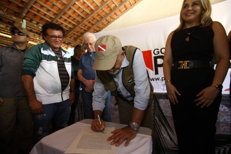 “Ter a posse da terra é a certeza de que nunca iremos perder o nosso direito, que nossos filhos e nossos netos poderão dar continuidade a nossa história em segurança. Foram anos de luta até chegar esse dia, agraciados com a assinatura do nosso título de terra. Só temos a agradecer a todos que fizeram parte disso e a cada um que lutou junto para que hoje isso se tornasse realidade”. A fala emocionada foi de seu Mário Araújo Silva, presidente da Associação Remanescente de Quilombo Espírito Santo, localizada no município do Acará, no nordeste do Estado. Ele assinou, neste sábado (24), junto com o governador Simão Jatene (foto), o título que dá a posse da terra a comunidade. A fala do presidente traduz o sentimento das dezenas de famílias que moram no local, que agora tem a posse legítima do local onde seus antepassados viveram. “Sou filho de mãe negra. Nasci aqui como minha vó, bisavó, que fazem parte da história dessa comunidade que já existe a mais de 300 anos.
FOTO: SIDNEY OLIVEIRA / AG. PARÁ
DATA: 24.03.2018
ACARÁ - PARÁ <div class='credito_fotos'>Foto: Sidney Oliveira/Ag. Pará | <a href='/midias/2018/originais/433b1f11-f690-4fcf-ab85-fb8600d501fb.jpg' download><i class='fa-solid fa-download'></i> Download</a></div>