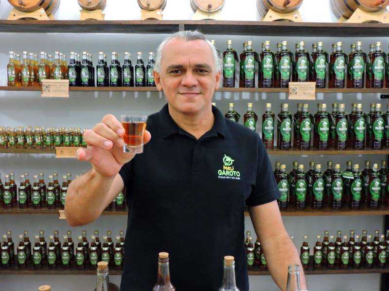 Três anos atrás, o chef espanhol Ferran Adriá, proprietário do restaurante El Bulli, que já foi o número 1 do ranking da Europa, disse que a culinária do século XXI passa, obrigatoriamente, pelo Peru, pela China e pela Amazônia. Reconhecimentos como este provocaram um boom da culinária e dos ingredientes paraenses no Brasil e no mundo, rendendo a Belém o título de Cidade Criativa da Gastronomia pela Unesco. Este boom gera também emprego, renda e oportunidades de crescimento, especialmente para donos de pequenas empresas e agricultores familiares. Não apenas para os já em operação, mas também para dezenas de novos empreendedores que veem na culinária uma oportunidade rara de sucesso. O governo do Estado, através da Secretaria de Desenvolvimento Econômico, Mineração e Energia (Sedeme), desenvolve um trabalho intenso para capitalizar este momento, com orientações para produtores e também o caminho das pedras para exportar. Na foto, o produtor de cachaça Leo Porto.
FOTO: ASCOM / SEDEME
DATA: 19.03.2018
BELÉM - PARÁ <div class='credito_fotos'>Foto: Ascom Sedeme | <a href='/midias/2018/originais/434c5441-77dc-4bc3-bcf0-83b6d1c2c900.jpg' download><i class='fa-solid fa-download'></i> Download</a></div>