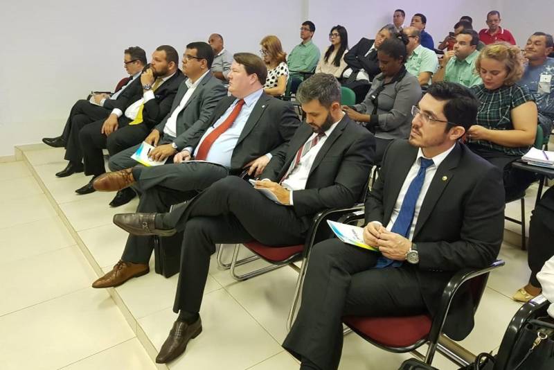 Após mais de um ano de amplo processo de construção coletiva, a Agenda Regional do Trabalho Decente de Carajás foi lançada pela Organização Internacional do Trabalho (OIT), pelo Ministério Público do Trabalho (MPT) e Tribunal Regional do Trabalho da 8ª Região (TRT 8), nesta terça-feira (24), no auditório da Ordem dos Advogados do Brasil (OAB) - Subseção Marabá.
FOTO: ASCOM CRGSP
DATA: 24.04.2018
MARABÁ - PARÁ <div class='credito_fotos'>Foto: ASCOM CRGSP | <a href='/midias/2018/originais/4357e148-198b-4754-87f3-d56b9704d2a5.jpg' download><i class='fa-solid fa-download'></i> Download</a></div>
