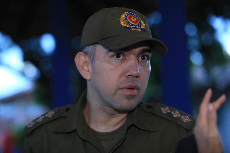 Cerca de 2.400 policiais militares que estão em processo de formação por meio dos Cursos de Formação de Praças (CFP), de Oficiais (CFO), de Habilitação de Oficiais (CHO) e de Adaptação de Oficiais (CHO). Durante a caminhada (foto), a Academia de Polícia Militar “Cel Fontoura” executou a primeira marcha administrativa para exercitar os pelotões do Curso de Formação de Oficiais (CFO) e do Curso de Adaptação de Oficiais da PMPA (CADO) nos deslocamentos a pé por longos percursos. A caminhada de 10 Km contou com a participação de 183 alunos da Academia de Polícia Militar. Na foto, o capitão Glaudson Silva, subcomandante da Academia de Polícia.
FOTO: MÁCIO FERREIRA / AG. PARÁ
DATA: 15.02.2018
MARITUBA - PARÁ <div class='credito_fotos'>Foto: MÁCIO FERREIRA/ AG. PARÁ | <a href='/midias/2018/originais/4363026b-acc4-4367-9d12-209f8a248f73.jpg' download><i class='fa-solid fa-download'></i> Download</a></div>