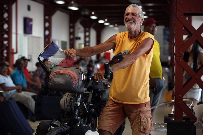 Quem utiliza o Terminal Hidroviário do Porto de Belém “Luiz Rebelo Neto”, seja para chegar ou sair da capital paraense por meio dos rios, há quatro anos sente uma grande diferença ao comparar o local com os demais portos existentes na cidade. A obra e a estrutura atual do terminal surpreendem até mesmo estrangeiros. O francês Jean Claude Vallet (foto) conta que costuma viajar por diversos países da América do Sul e afirma não ter visto nenhum terminal hidroviário tão moderno e bem equipado quanto o de Belém.
FOTO: SIDNEY OLIVEIRA / AG. PARÁ
DATA: 23.05.2018
BELÉM - PARÁ <div class='credito_fotos'>Foto: Sidney Oliveira/Ag. Pará | <a href='/midias/2018/originais/436a1624-1115-40a8-8ac5-62995698d9e4.jpg' download><i class='fa-solid fa-download'></i> Download</a></div>