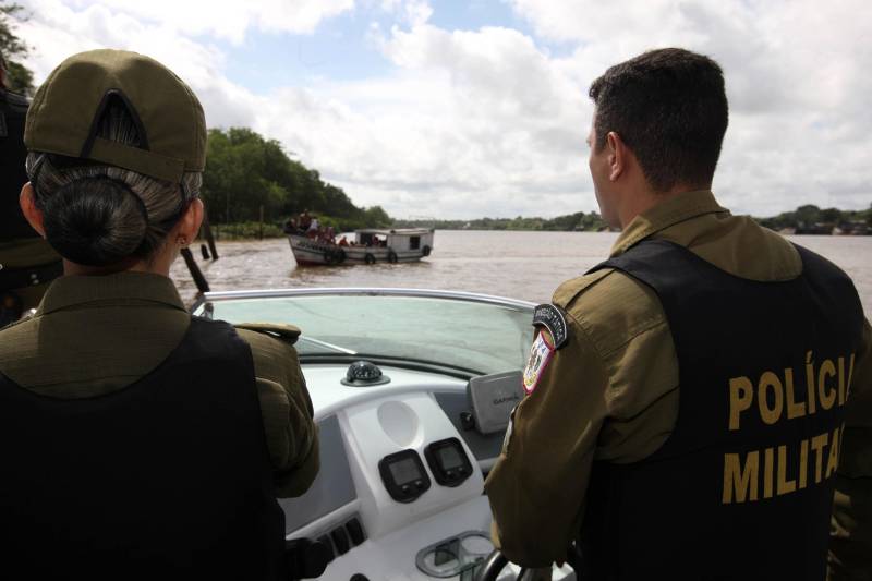 “Ser mulher é o primeiro desafio”. É assim que Erika Pereira (foto), a primeira mulher à frente do Comando de Policiamento da Capital II, descreve a sensação de fazer parte de uma corporação predominantemente formada por homens. A coronel é uma das cerca de 1.600 mulheres que atuam hoje na Polícia Militar (PM). Aos 41 anos, depois de 24 deles na PM, ela não se sente sozinha nessa missão e na ambição de ocupar cargos de liderança. 

FOTO: MÁCIO FERREIRA / AG. PARÁ
DATA: 27.05.2018
BELÉM - PARÁ <div class='credito_fotos'>Foto: MÁCIO FERREIRA/ AG. PARÁ   |   <a href='/midias/2018/originais/436aedb5-2ca3-46bb-b591-5ee4eee25a46.jpg' download><i class='fa-solid fa-download'></i> Download</a></div>