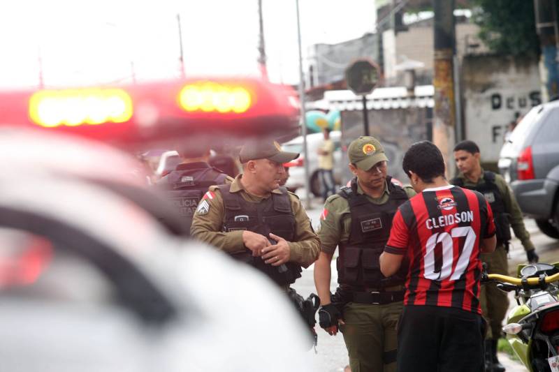 Durante todo o dia a Polícia Militar do Pará tem aumentado o número de operações que realiza em Belém e região metropolitana. Nesta quinta-feira (3), o 2º Batalhão da PM percorreu os bairros de Canudos, Terra Firme, Cidade Velha, Jurunas e Sacramenta realizando diversas operações, entre elas a “Polícia no Meu Bairro”, que previne a criminalidade no centro comercial de Belém e nos grandes corredores da capital, e a “Saturação”, que visa reprimir os crimes de tráfico de drogas, roubo e furto. Mais de 20 policiais trabalham para percorrer trechos onde a mancha criminal é alta nessas localidades, objetivando, principalmente, inibir os crimes. “Depois da ordem do Governador do Estado em trazer policiais da atividade meio para a atividade fim, ou seja, diminuir o número de PMs na atividade administrativa, aumentamos o nosso contingente, dando mais ostensividade ao trabalho. Hoje estamos nas ruas com 20 viaturas, o dobro do que tínhamos antes, tudo para diminuir os índices de violência e dar mais segurança ao cidadão”, explicou o tenente coronel Luiz Otávio Raiol, comandante do 2º Batalhão de Polícia Militar.
FOTO: MARCELO LELIS / AG. PARÁ
DATA: 03.05.2018
BELÉM - PARÁ <div class='credito_fotos'>Foto: Marcelo Lelis / Ag. Pará | <a href='/midias/2018/originais/43711d7c-0422-4936-a945-78fd8351156c.jpg' download><i class='fa-solid fa-download'></i> Download</a></div>