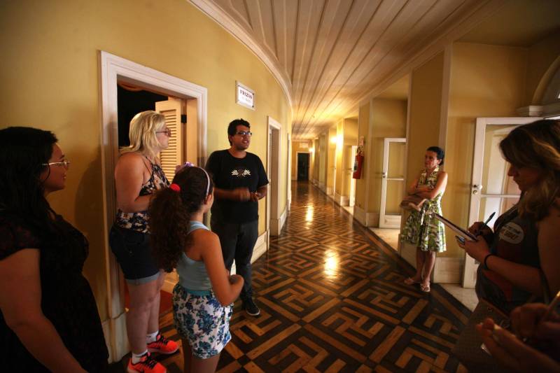 O aposentado Mário Printes, 74 anos, tem o costume de visitar o Theatro da Paz pelo menos uma vez ao mês. É apaixonado pela arquitetura e história do lugar e, se instigado, é capaz de falar horas sobre ele. Nesta quinta-feira (15), dia no qual o espaço completa 140 anos, o aposentado estava na fila para retirar o ingresso do concerto da Amazônia Jazz Band, que marcará, nesta mesma noite, o aniversário do prédio centenário. “Não poderia ficar de fora dessa programação. Seria como não prestigiar um amigo próximo e querido no dia do seu aniversário”, disse Mário. Com a regência do maestro Nelson Neves e a cantora Simone Almeida como convidada especial, o concerto “Celebrando Theatro da Paz e Waldemar Henrique” comemora o aniversário de 140 anos do teatro e 113 anos do maestro paraense – que nasceu na mesma data de fundação da casa. A entrada é gratuita e o espetáculo começa às 20 horas.
FOTO: SIDNEY OLIVEIRA / AG PARÁ
DATA: 15.02.2018
BELÉM - PARÁ <div class='credito_fotos'>Foto: Sidney Oliveira/Ag. Pará | <a href='/midias/2018/originais/43724f57-f5b4-4c3e-ac27-30b770d9e9ef.jpg' download><i class='fa-solid fa-download'></i> Download</a></div>