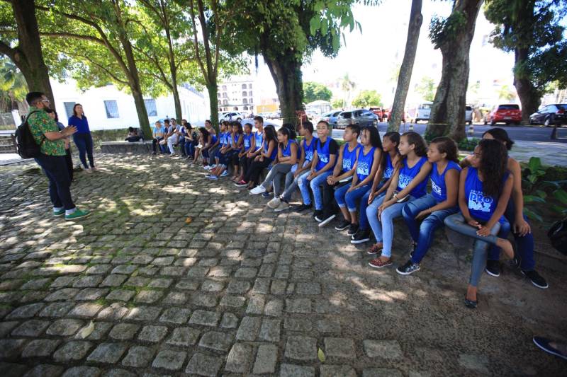 Criado em 2004, o projeto tem o objetivo de auxiliar crianças e jovens dos 8 aos 18 anos, em um período complementar à escola. O programa atende uma média de 2.500 alunos por ano em sete bairros de Belém. São oferecidas atividades de artes, esporte, cultura e lazer. Mas com a intenção de diminuir a evasão escolar, o Pro Paz oferece formas lúdicas de ensino de disciplinas tradicionais como matemática, português e história, como a palestra com o historiador na manhã desta sexta-feira. “Esse trabalho surgiu com o objetivo da prevenção. Queremos tirar esses alunos atendidos da rua, da vulnerabilidade social. Quando eles não estão na escola, eles estão com a gente, protegidos, desenvolvendo atividades e descobrindo suas potencialidades”, disse Mônica Altman, presidente do Pro Paz.
FOTO: MÁCIO FERREIRA /AG. PARÁ
DATA: 11.05.2018
BELÉM - PARÁ <div class='credito_fotos'>Foto: MÁCIO FERREIRA/ AG. PARÁ | <a href='/midias/2018/originais/43761caa-0879-4042-90f3-bd44dcf244a2.jpg' download><i class='fa-solid fa-download'></i> Download</a></div>