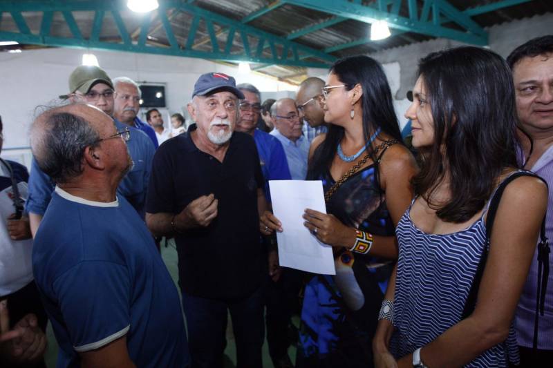 O distrito de Alter do Chão, destino turístico internacional onde fica a praia que já foi eleita a mais bonita do Brasil, recebe investimentos do governo do Estado nas áreas de infraestrutura e saneamento básico. O governador Simão Jatene (foto), que cumpre agenda em três municípios do oeste paraense nesta sexta-feira (9) e sábado (10), assinou nesta sexta a ordem de serviço que autoriza o início da construção do novo sistema de abastecimento de água da vila, localizada a cerca de 28 quilômetros de Santarém. Orçada em R$ 11 milhões, a obra vai levar água de qualidade aos mais de sete mil habitantes da comunidade. Com o novo sistema de captação e tratamento de água, a meta é alcançar 100% dos imóveis no distrito. Segundo o presidente da Companhia de Saneamento do Pará (Cosanpa), Cláudio Conde, a obra é uma implantação pioneira em Alter do Chão, já que será o primeiro sistema do tipo fora de um núcleo urbano. O contrato com a empresa executora foi assinado na quinta-feira (8). A previsão é que os trabalhos sejam iniciados imediatamente e concluídos no prazo de 18 meses.
FOTO: THIAGO GOMES / AG. PARÁ
DATA: 09.03.2018
SANTARÉM - PARÁ <div class='credito_fotos'>Foto: Thiago Gomes /Ag. Pará | <a href='/midias/2018/originais/4379532d-f852-4d93-a1bd-2b2befd6208d.jpg' download><i class='fa-solid fa-download'></i> Download</a></div>