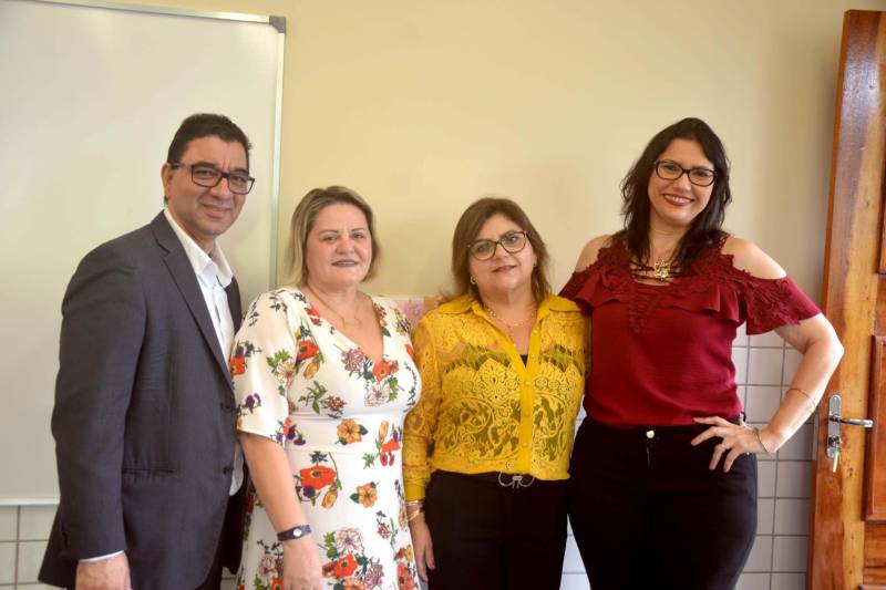A Escola Estadual Mário Carneiro de Miranda, localizada no bairro da Sacramenta, em Belém, foi reinaugurada nesta terça-feira (22). Com 61 anos de fundação, a unidade foi reformada e ampliada a partir do Programa de Melhoria da Qualidade e Expansão da Cobertura da Educação Básica do Estado do Pará, que materializa o Pacto pela Educação. A obra custou R$ 1.862 milhão. A escola de Ensino Fundamental atende 296 alunos de 6 a 13 anos. A cerimônia de reinauguração foi presidida pela secretária de Estado de Educação, Ana Claudia Serruya Hage (blusa amarela), e reuniu, além da comunidade escolar, secretários adjuntos da Seduc e dirigentes de Unidades Seduc na Escola (Use), diretores e professores de outras escolas do bairro. A escola tem cinco salas de aula climatizadas, sala de professores, diretoria, dispensa, sala de leitura, banheiros para professores e alunos (masculino e feminino), banheiro para Portador de Necessidades Especiais, sala de informática, uma nova cozinha, bicicletário, todos devidamente identificados, inclusive em linguagem braile para orientação aos alunos de baixa visão.

FOTO: ELISEU DIAS / ASCOM SEDUC
DATA: 22.05.2018
BELÉM - PARÁ <div class='credito_fotos'>Foto: Eliseu Dias / Ascom Seduc   |   <a href='/midias/2018/originais/438020b1-c987-46f3-ab01-e19b6fc8bfce.jpg' download><i class='fa-solid fa-download'></i> Download</a></div>