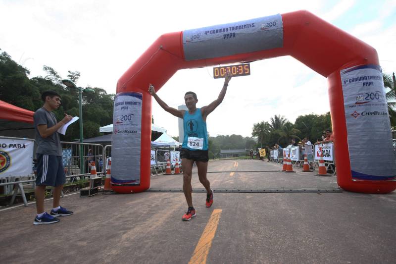 O recém-inaugurado Parque Estadual do Utinga foi o local escolhido para a 4ª edição da Corrida Tiradentes, promovida pela Polícia Militar na manhã deste domingo, 22. No ano em que celebra 200 anos de criação, a PM contou com mais de 750 competidores na prova que iniciou às 6 horas da manhã com um percurso total de 8 Km. Em apenas 4 anos de existência, a Corrida Tiradentes já ganhou a simpatia de muitos atletas profissionais e amadores. Eduardo Costa, de 26 anos é um deles. O competidor alcançou o 1º lugar geral da corrida com menos de 30 minutos de prova e conta que não esperava um resultado tão positivo. Na foto, o terceiro lugar, categoria masculino comundade, Manoel Gonçalves.
FOTO: CARLOS SODRÉ / AG. PARÁ
DATA: 22.04.2018
BELÉM - PARÁ <div class='credito_fotos'>Foto: Carlos Sodré/Agência Pará | <a href='/midias/2018/originais/438f11d3-8f3b-4e81-841f-b8a2f153f9ba.jpg' download><i class='fa-solid fa-download'></i> Download</a></div>