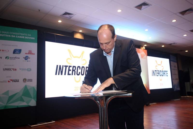 Segundo Maurício Fraga (foto), presidente da Associação de Criadores do Pará, a relação entre os elos da cadeia produtiva era difícil e, com a fundação da Acripará e por meio do apoio da União Nacional da Indústria e Empresas da Carne (Uniec), começaram as articulações para o desenvolvimento da Aliança Paraense da Carne. A iniciativa foi formalizada durante a abertura do evento.

FOTO: THIAGO GOMES / AG. PARÁ
DATA: 21.05.2018
MARABÁ - PARÁ <div class='credito_fotos'>Foto: Thiago Gomes /Ag. Pará   |   <a href='/midias/2018/originais/4393a54d-7e98-446d-9f1d-a8b7d4bc0e1b.jpg' download><i class='fa-solid fa-download'></i> Download</a></div>
