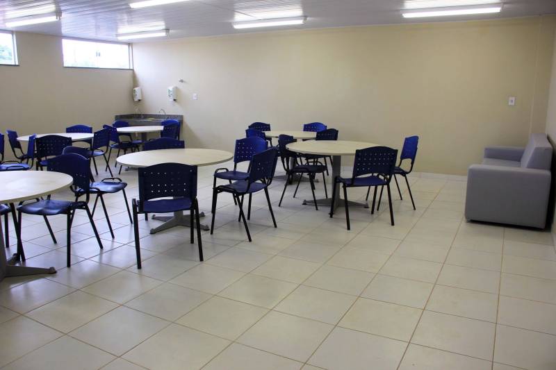 O município de Sapucaia recebeu nesta quarta-feira, 5, uma Unidade Integrada Pro Paz (UIPP). Um investimento do Governo do Estado de R$ 1.134.131,00. Segundo o Secretário de Estado de Segurança Pública, Luiz Fernandes, afirma que já mais de 80 novas UIPP’s no Pará, com as reformadas e reestruturadas esse número chega a 120 unidades. O titular da SEGUP destaca que o mais importante não é a estrutura física, mas o conceito empregado. De Sapucaia, a comitiva foi para Redenção(foto) onde inaugurou o 7º Batalhão de Polícia Militar, uma obra orçada em R$ 2.808.000,00. Atualmente o BPM conta com 145 policiais, 6 viaturas incluindo a Patrulha Rural e 12 motocicletas. O Comandante do Batalhão, o Major José Ricardo Chaves, informou que a maior ocorrência no município são roubos de motos, mas pontuou que a maior parte dos veículos é encontrada pela PM na cidade e cidades vizinhas.

FOTO: RODOLFO OLIVEIRA / AG PARÁ
DATA: 05.12.2018
REDENÇÃO - PARÁ <div class='credito_fotos'>Foto: Rodolfo Oliveira/Ag. Pará   |   <a href='/midias/2018/originais/4393b1a3-013a-40f8-9e30-66860524a7b6.jpg' download><i class='fa-solid fa-download'></i> Download</a></div>