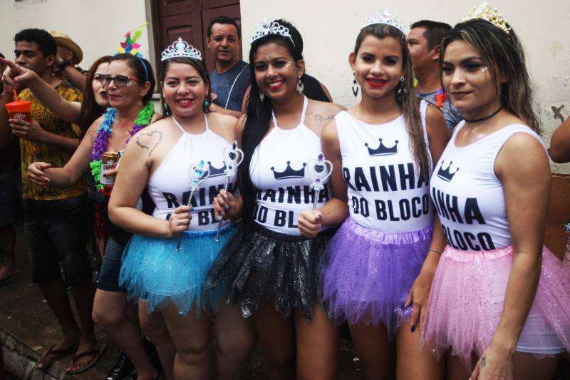O professor Júlio Leal Gomes é natural de Vigia de Nazaré, no nordeste paraense, terra conhecida pela hospitalidade, principalmente em época festiva. Mantendo a tradição, no Carnaval Júlio e seus irmãos abrem a casa da família para amigos e outros parentes. Neste ano, o imóvel de quatro cômodos abrigou mais de 50 pessoas. Vigia tem um dos maiores e mais tradicionais carnavais do Pará. Nesta época do ano, a população do município, de 51.173 habitantes (Censo/IBGE), triplica com a chegada de brincantes oriundos de todo o Brasil, e os vigienses – igual coração de mãe - acolhem essa multidão. A estimativa é a cidade receber mais de 300 mil pessoas neste Carnaval.
FOTO: IGOR BRANDÃO / AG PARÁ
DATA: 13.02.2018
BELÉM - PARÁ <div class='credito_fotos'>Foto: IGOR BRANDÃO / AG. PARÁ | <a href='/midias/2018/originais/439dd27f-e1b8-4a18-b4e5-ca7e3635e3af.jpg' download><i class='fa-solid fa-download'></i> Download</a></div>