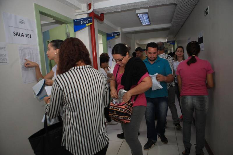 As provas objetivas e subjetivas do concurso da Agência de Regulação e Controle de Serviços Públicos do Estado do Pará (Arcon, na foto) ocorreram na manhã desta domingo, 8. No total, 6.436 candidatos se inscreveram para disputar as 34 vagas do concurso público C-175, destinado ao provimento de cargos de níveis médio e superior. O certame será executado pelo Instituto Americano de Desenvolvimento (Iades).
FOTO: CARLOS SODRÉ / AG. PARÁ
DATA: 08.07.2018
BELÉM - PARÁ <div class='credito_fotos'>Foto: Carlos Sodré/Agência Pará | <a href='/midias/2018/originais/43a0525e-57b4-4001-9db5-a8970ebd09a9.jpg' download><i class='fa-solid fa-download'></i> Download</a></div>