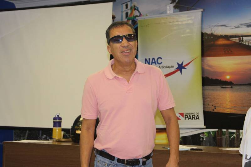 Cerca de 70 pessoas participaram, nesta terça-feira (08), do curso “Convivência e Paradesporto - Gestão do Cotidiano”, uma parceria entre o Núcleo de Articulação e Cidadania (NAC) do Governo do Pará, a Assistência Social Paulus e o Comitê Paraolímpico Brasileiro (CPB). O evento foi realizado no auditório da Casa Civil, em Belém. O programa é realizado em todo o país com ações estruturadas para dialogar e construir coletivamente as soluções para as principais demandas da política de Assistência Social no Brasil. Essa é a segunda turma capacitada com o tema paradesporto, a primeira foi em Curitiba, no início do ano. Durante uma das atividades práticas, os participantes foram vendados e tiveram que encarar as dificuldades de uma pessoa com deficiência visual como uma caminhada pela calçada ou compras em uma feira. Na foto, Mauro Sérgio, paranaense de 60 anos, professor de educação física do Comitê Paralímpico Brasileiro (CPB).
FOTO: ASCOM / NAC
DATA: 08.05.2018
BELÉM - PARÁ
<div class='credito_fotos'>Foto: Ascom NAC | <a href='/midias/2018/originais/43adbe73-1df3-4d2d-9de2-4c84188277c8.jpg' download><i class='fa-solid fa-download'></i> Download</a></div>