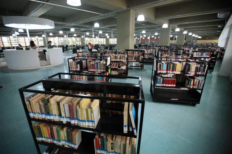 Biblioteca Pública Arthur Vianna, localizada no prédio do Centur. Com mais de 140 anos, o local é uma das principais referências na área em Belém, recebendo uma média de mil usuários por dia. Antes da popularização de instrumentos tecnológicos e sites especializados, a “biblioteca do Centur”, como é conhecida, era uma das principais fontes de pesquisa para alunos de todos os níveis de ensino em Belém.
FOTO: MÁCIO FERREIRA / AG. PARÁ
DATA: 02.03.2018
BELÉM - PARÁ <div class='credito_fotos'>Foto: MÁCIO FERREIRA/ AG. PARÁ | <a href='/midias/2018/originais/43aee19c-64e0-43de-8482-0afd6ee045b4.jpg' download><i class='fa-solid fa-download'></i> Download</a></div>