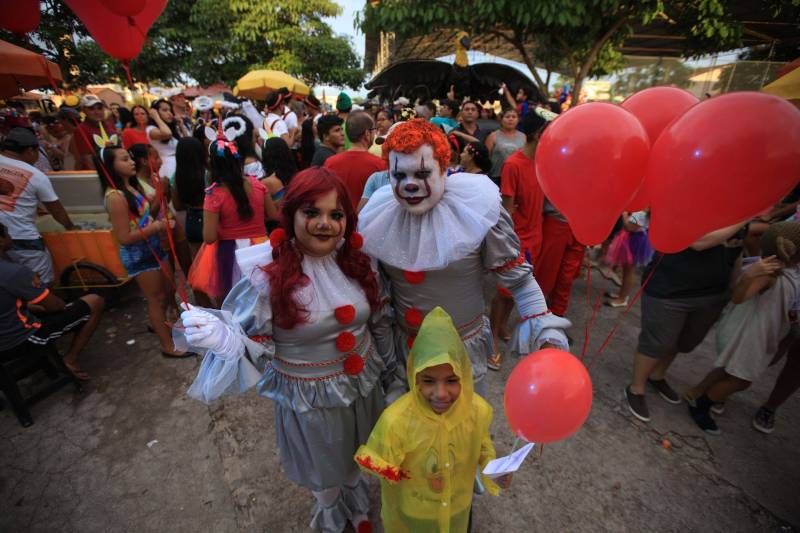 Foliões fantasiados de personagens do cinema, de desenhos animados e videogames, da Grécia antiga e de personalidades do esporte desembarcaram na “Pérola do Caeté” na segunda-feira (12) para participar do “Urubu Cheiroso”, o maior bloco de Carnaval do município de Bragança, no nordeste do Pará. Desde o início da tarde, milhares de pessoas chegavam à Praça da Aldeia para a concentração do bloco, que este ano comemora 25 anos de existência, arrastando a cada ano um número maior de foliões. O cenário da festa é Bragança, município de 124 mil habitantes, que tem na Marujada, festa religiosa realizada em dezembro, uma de suas principais representações culturais. Mas em fevereiro a tradição secular da Marujada cede espaço para o Carnaval, a maior festa popular do Brasil.
FOTO: MÁCIO FERREIRA / AG PARÁ
DATA: 13.02.2018
BRAGANÇA - PARÁ <div class='credito_fotos'>Foto: MÁCIO FERREIRA/ AG. PARÁ | <a href='/midias/2018/originais/43af946f-c2ed-48b6-8ce2-cf686d22a01f.jpg' download><i class='fa-solid fa-download'></i> Download</a></div>