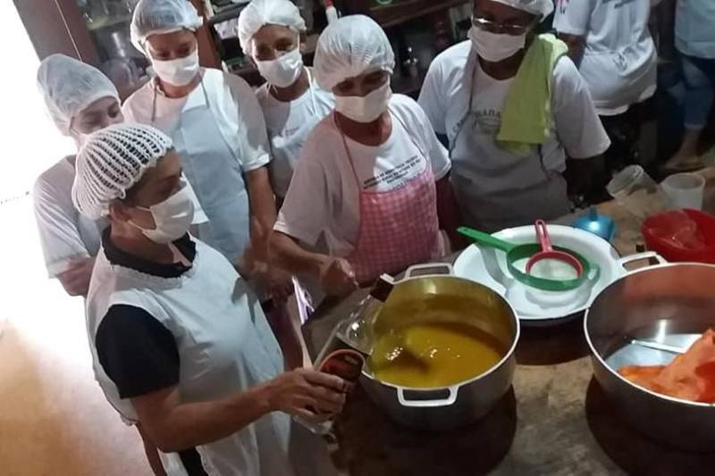 Na última quinta-feira (25), 12 mulheres do assentamento federal Assurinim, em Altamira, na Transamazônica, aprenderam, em uma oficina de processamento de frutas promovida pelo escritório local da Empresa de Assistência Técnica e Extensão Rural do Estado do Pará (Emater), a transformar o cacau, a acerola, a jabuticaba e a manga dos quintais das suas propriedades em licor e geléia.
FOTO: ASCOM EMATER
DATA: 30.10.2018
ALTAMIRA - PARÁ <div class='credito_fotos'>Foto: ASCOM EMATER | <a href='/midias/2018/originais/43d0d87e-e077-4ec2-b76f-b48e0ecc675c.jpg' download><i class='fa-solid fa-download'></i> Download</a></div>