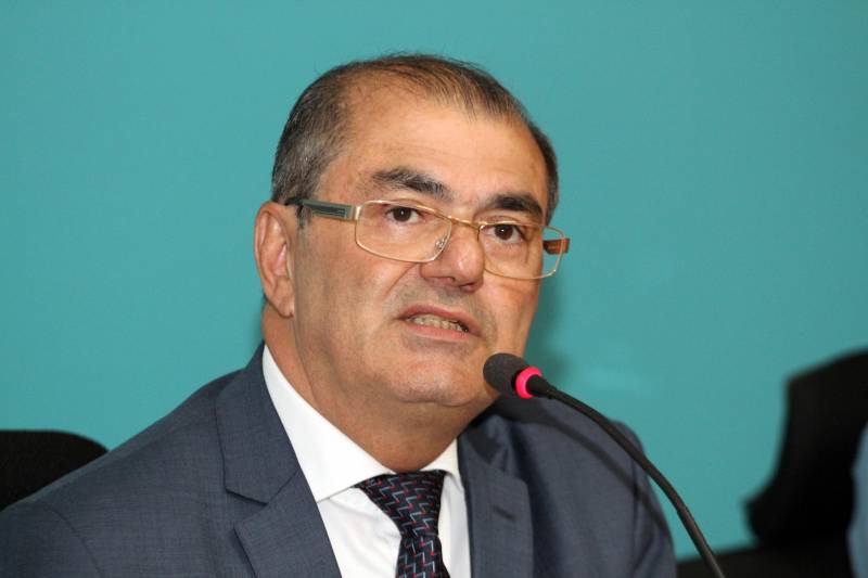 Esforço concentrado, foco definido, inteligência ampliada e força maior, para obter resultados concretos e imediatos. Este é o novo momento da segurança pública no Pará, a partir desta quarta-feira (21), com a apresentação do novo secretário de Estado de Segurança Pública e Defesa Social do Pará, Luiz Fernandes Rocha. Às 16h, logo depois de apresentar o detalhamento de seu plano de ações ao governador Simão Jatene, Luiz Fernandes fala à imprensa em entrevista coletiva à Imprensa, no auditório do Palácio do Governo. O plano de ações é dividido em tópicos, com 10 eixos de enfrentamento do crime, cada um deles com coordenação própria, sem prejuízo do trabalho integrado. Dentre esses eixos, será intensificado o combate a toda modalidade de roubos, assaltos, homicídios, violência contra a mulher e tráfico de drogas, ocorrências que mais incomodam a população.
FOTO: CRISTINO MARTINS / AG. PARÁ
DATA: 21.02.2018
BELÉM - PARÁ <div class='credito_fotos'>Foto: Cristino Martins/Ag. Pará | <a href='/midias/2018/originais/43d11fcc-5c0b-406c-9e4a-3b8ce6b4d477.jpg' download><i class='fa-solid fa-download'></i> Download</a></div>