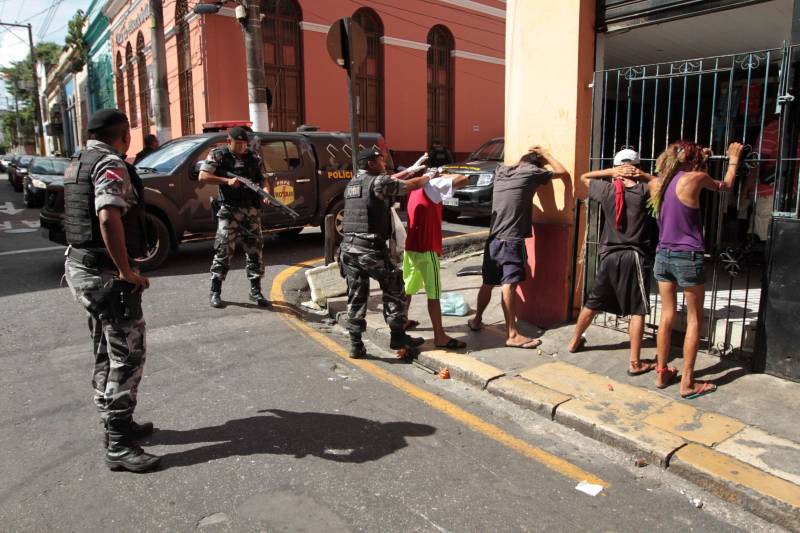 Após dois meses de investigação e um trabalho intenso de inteligência, as forças de segurança estaduais prenderam na tarde de hoje, durante a “Operação Campina”, desencadeada no bairro de mesmo nome, centro de Belém, quatro mulheres acusadas de tráfico de drogas e apreendeu quase dois quilos de cocaína, maconha e crack, resultado do cumprimento de oito mandados de busca e apreensão.
FOTO: CRISTINO MARTINS / AG. PARÁ
DATA: 16.02.2018
BELÉM - PARÁ <div class='credito_fotos'>Foto: Cristino Martins/Ag. Pará | <a href='/midias/2018/originais/43d442c3-6829-44d6-84fc-cc28e864b52d.jpg' download><i class='fa-solid fa-download'></i> Download</a></div>