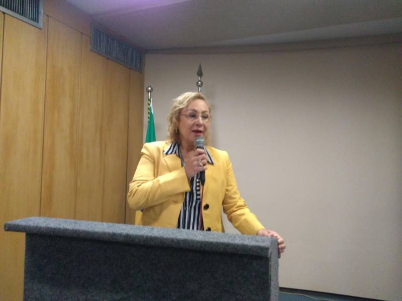 Sessenta e seis alunos da terceira e quarta turmas do curso Técnico em Secretaria Escolar foram certificados na manhã desta segunda-feira, em Belém. A formação foi oferecida pelo Governo do Estado, por meio do Instituto de Formação Profissional e Superior (Iseg) e da Escola de Governança Pública do Estado (EGPA). A cerimônia ocorreu no auditório da autarquia e contou com a presença da secretária de estado de administração, Alice Viana (foto), que representou o governador Simão Jatene.
FOTO: ASCOM / EGPA
DATA: 26.03.2018
BELÉM - PARÁ <div class='credito_fotos'>Foto: ASCOM EGPA | <a href='/midias/2018/originais/43e5388a-f850-4d61-9350-144b15bbc8dd.jpg' download><i class='fa-solid fa-download'></i> Download</a></div>