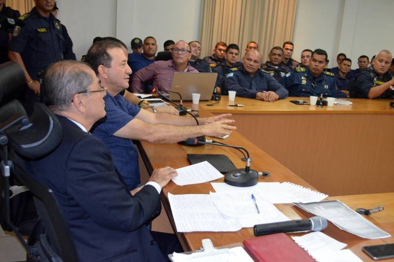 Representantes de 22 guardas municipais instaladas no Estado do Pará se reuniram com o secretário de Estado de Segurança Pública e Defesa Social, Luiz Fernandes, na tarde desta quinta-feira (26), em Belém, para propor ações destinadas a intensificar a segurança. Trinta municípios possuem guardas para o policiamento local. Também participaram do encontro, na sede da Secretaria de Estado de Segurança Pública e Defesa Social (Segup), o presidente da Assembleia Legislativa do Estado do Pará, deputado Márcio Miranda, o deputado estadual Coronel Neil e um representante do Sindicato dos Guardas Municipais do Estado.
FOTO: ASCOM SEGUP
DATA: 26.04.2018
BELÉM - PARÁ <div class='credito_fotos'>Foto: Ascom Segup | <a href='/midias/2018/originais/43ee68c7-c707-4daa-a4d1-b76b11be323c.jpg' download><i class='fa-solid fa-download'></i> Download</a></div>