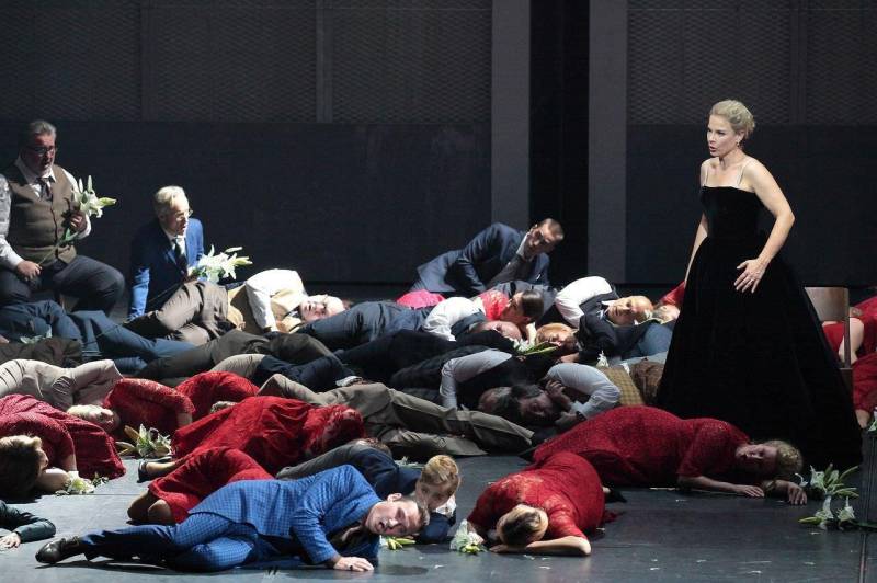 O Cine Líbero Luxardo exibe, na próxima segunda-feira, 10, às 18h, a montagem alemã da ópera “A Favorita” (foto), de Amélie Niermeyer. A exibição faz parte do Festival Ópera na Tela e os ingressos custam 12 reais a inteira, e 6 reais a meia entrada. A obra trata de um triângulo amoroso no século XIV, inspirado na história do Rei de Castela, Alfonso XI e sua amante Leonor. “A Favorita” foi composta em 1840 por Gaetano Donizetti e faz parte do repertório original da Ópera de Paris. Essa releitura recente da Ópera do Estado da Bavaria renuncia à reconstituição histórica e opta pela direção de arte minimalista e figurinos contemporâneos.

FOTO: DIVULGAÇÃO
DATA: 07.12.2018
BELÉM - PARÁ <div class='credito_fotos'>Foto: Divulgação   |   <a href='/midias/2018/originais/43ef6325-a52b-4026-9870-d9ac8cd0895b.jpg' download><i class='fa-solid fa-download'></i> Download</a></div>