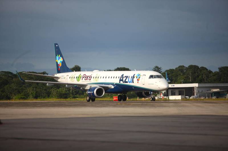 Pousou na tarde desta terça-feira (27) a aeronave modelo Airbus A 320 da Companhia Azul Linhas Aéreas adesivada com a logomarca “Para, A Obra-Prima da Amazônia” (foto). Levando a logomarca em sua aeronave, a companhia promove o turismo paraense nos mercados nacional e internacional. A estratégia é fruto de uma parceria entre a secretaria de estado de Turismo (Setur) e a Azul. A aeronave está voando por toda a malha aérea nacional da Azul e já passou por outros países como Argentina, Uruguai e Guiana Francesa. A companhia tem ampliado suas bases de operações no Pará com rotas regionais, nacionais e internacionais. “ Esta é uma estratégia no sentido de levar a marca do turismo paraense para todos os lugares em que a Azul voa. Desta forma o turismo no Pará é promovido como atividade econômica”, comenta o secretário de Estado de Turismo, Adenauer Goes.
FOTO: THIAGO GOMES / AG. PARÁ
DATA: 27.03.2018
BELÉM - PARÁ <div class='credito_fotos'>Foto: Thiago Gomes /Ag. Pará | <a href='/midias/2018/originais/43f0293b-ef2f-4698-8136-789b8b8b2552.jpg' download><i class='fa-solid fa-download'></i> Download</a></div>