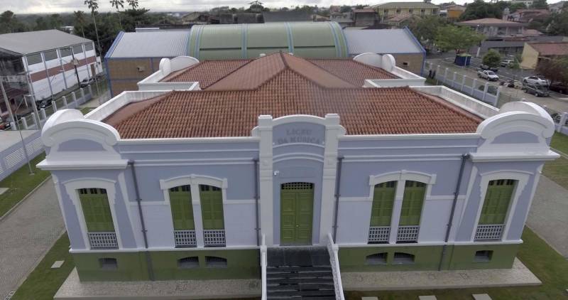 A inauguração do Liceu de Música de Bragança, neste dia 15, pode ser entendida como acontecimento de rotina de governo, mas a entrega das instalações, que ocupam um prédio da primeira metade do século passado, e um teatro contemporâneo, tem um significado para além dos acontecimentos de agenda da administração pública.

FOTO: DIVULGAÇÃO
DATA: 14.12.2018
BRAGANÇA - PARÁ <div class='credito_fotos'>Foto: Divulgação   |   <a href='/midias/2018/originais/43faa3ee-fec8-4808-8ec9-a4014f273620.jpg' download><i class='fa-solid fa-download'></i> Download</a></div>