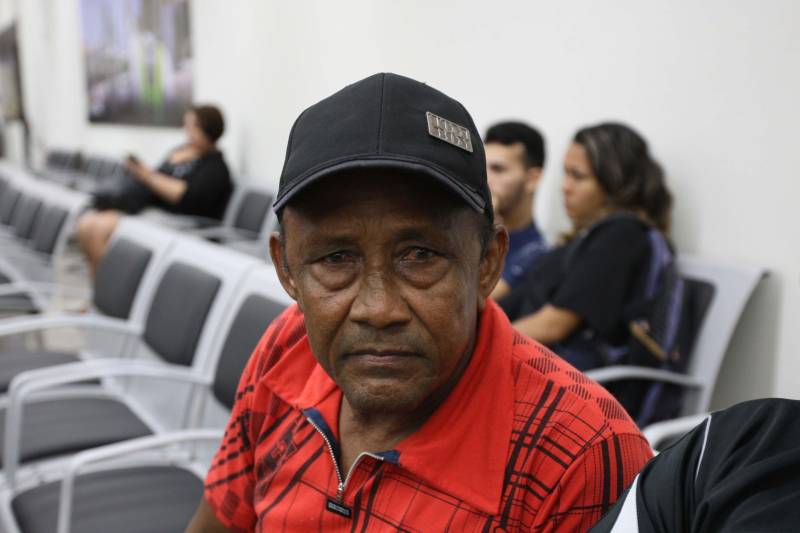 Carteira de identidade, habilitação e de trabalho. Seguro-desemprego, segunda via de boletos de água e multas de transito. Registros na Junta Comercial e DARFs de impostos. Registros de ocorrências na polícia e queixas ao Procon. Tudo num só lugar, rápido e fácil. O governador Simão Jatene entregou nesta sexta-feira, 04, à população a Estação Cidadania do Shopping Pátio Belém. É a sexta unidade de atendimento à população no estado do Pará. Num espaço de mais de mil metros quadrados, a população poderá contar com serviços de órgãos como: Banpará; Polícia Civil; Procon; Secretaria de Justiça e Direitos Humanos; Sistema Nacional de Empregos; Secretaria de Assistência Social, Trabalho e Renda; Junta Comercial do Estado, Secretaria da Fazenda, Cosanpa, Detran, Igeprev e Fundação Pro-Paz. Além desses, as novidades ficam por conta do Hemopa, oferecendo a possibilidade do cidadão doar sangue e da Secretaria Municipal de Mobilidade (Semob). Na foto, o carpinteiro Edivaldo Santos.
FOTO: ANTÔNIO SILVA / AG. PARÁ
DATA: 04.05.2018
BELÉM - PARÁ <div class='credito_fotos'>Foto: Antônio Silva/Ag. Pará | <a href='/midias/2018/originais/43fbd41d-b583-479d-b457-8e88096f9196.jpg' download><i class='fa-solid fa-download'></i> Download</a></div>