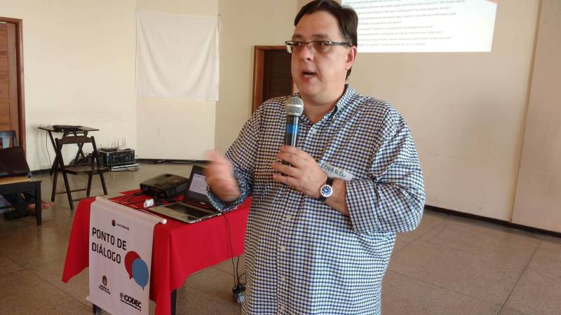 Lideranças comunitárias participaram nesta quinta-feira, 07, na Vila dos Cabanos, em Barcarena, de uma reunião pública com representantes do Governo do Estado. Dois secretários estaduais, de Saúde e de Meio Ambiente e Sustentabilidade, além do vice-presidente da Companhia de Desenvolvimento Econômico (Codec) dialogaram com 125 representantes de comunidades as propostas do governo nas áreas de Saúde, Meio Ambiente e Socioeconomia para questões que envolvem o acidente ambiental da empresa mineradora Hydro, na região. Vitor Mateus e Thales Belo, respectivamente, titulares das pastas de Saúde e Meio Ambiente, e Eduardo Klautau (foto), da Codec, responderam à dúvidas e questionamentos dos moradores de 18 comunidades da região: Ilha do Capim, Vila Beja, Itupanema, Ilha das Onças, São José, Laranjal, Curuperé, Acuí, Conde, Vila Nova, Bom Futuro, Renascer com Cristo, Barcarena Sede, Jardim Paraíso, Jardim São José, Bairro Industrial, Vila dos Cabanos e Aicaraú. Estavam presentes ainda representantes da Secretaria de Assistência Social (Seaster).
FOTO: RODOLFO OLIVEIRA / AG. PARÁ
DATA: 07.06.2018
BARCARENA - PARÁ <div class='credito_fotos'>Foto: Rodolfo Oliveira/Ag. Pará | <a href='/midias/2018/originais/44005a39-3d61-45b5-a468-edadd530eff5.jpg' download><i class='fa-solid fa-download'></i> Download</a></div>