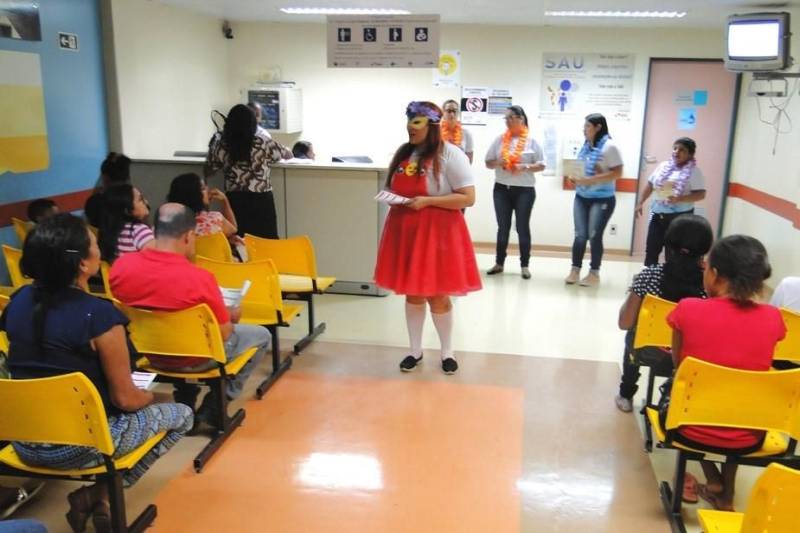 Quando saiu de casa para fazer um exame de raio X no Hospital Regional Público da Transamazônica (HRPT), em Altamira, oeste do Pará, Odir de Oliveira, 47 anos, não imaginou que acabaria participando de um “bloco de Carnaval”. Além de fazer o exame, ele assistiu à ação do Grupo de Trabalho de Humanização (GTH) do hospital, que nesta sexta-feira (09) animou os corredores da unidade cantando marchinhas e conscientizando pacientes, acompanhantes e funcionários sobre a importância da doação de sangue. Até quem não é muito entusiasta da folia aprovou a iniciativa.

FOTO: ASCOM HRPT
DATA: 09.02.2018
BELÉM - PARÁ <div class='credito_fotos'>Foto: ASCOM HRPT   |   <a href='/midias/2018/originais/4401d871-200c-47cb-96f2-0961ca915c23.jpg' download><i class='fa-solid fa-download'></i> Download</a></div>