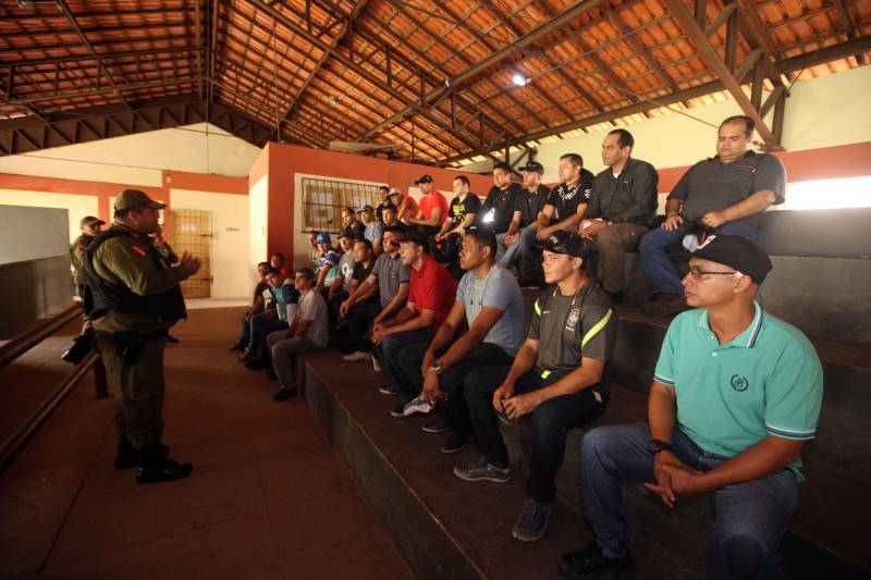 Nesta quinta-feira (5) foi realizado, no Instituto de Ensino de Segurança Pública do Pará (Iesp), o segundo e último dia do módulo prático do Curso de Capacitação em Autoproteção Policial. O curso está capacitando 30 multiplicadores da Região Metropolitana de Belém, entre oficiais e praças, que serão os responsáveis por repassar as devidas instruções às suas tropas. O objetivo é aumentar o nível de proteção do policial, especialmente quando ele estiver fora de serviço. Na foto, o coronel Dílson Junior, diretor de Ensino da Polícia Militar.
FOTO: SIDNEY OLIVEIRA / AG. PARÁ
DATA: 05.04.2018
MARITUBA - PARÁ <div class='credito_fotos'>Foto: Sidney Oliveira/Ag. Pará | <a href='/midias/2018/originais/4403b702-7f01-4d66-9fd3-6372ffe0a606.jpg' download><i class='fa-solid fa-download'></i> Download</a></div>