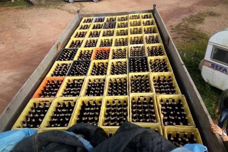 Fiscais da Secretaria de Estado da Fazenda (Sefa) apreenderam, nesta terça-feira, 10, carregamento contendo 162 grades de cerveja, totalizando 3.888 garrafas de 600 ml, sem nota fiscal. A apreensão foi registrada na unidade fazendária localizada no km 9 da Rodovia BR-230, em Marabá, sudeste do Estado.
FOTO: ASCOM SEFA
DATA: 10.04.2018
MARABÁ - PARÁ <div class='credito_fotos'>Foto: Ascom Sefa | <a href='/midias/2018/originais/4411aaee-31e3-4210-8814-342beebdd400.jpg' download><i class='fa-solid fa-download'></i> Download</a></div>