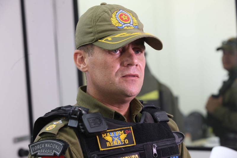 Na manhã desta quinta-feira, 3, policiais rodoviários recusaram receber a quantia de R$50 mil de um jovem que viajava pela Alça Viária. O homem portava nas bagagens, furadeiras, uma maquita e um aparelho bloqueador de alarmes e sinais, que de acordo com a Polícia Rodoviária Estadual (PRE) são objetos utilizados para arrombar agências bancárias e caixas eletrônicos. Identificado como Riquelme Eduardo da Costa, 18, o homem afirmou aos policiais que desembarcaria na BR-316 e seguiria até o município de Castanhal para entregar os objetos, mas quando percebeu que ficaria preso, ofereceu R$50 mil ao sargento João Amâncio da PRE na tentativa de continuar a viagem. Riquelme informou que em poucos minutos o dinheiro chegaria até os policiais, mas o grupo recusou o pagamento da propina e o prendeu em flagrante. Na foto, o major Renato Cunha, da PRE.
FOTO: SIDNEY OLIVEIRA / AG. PARÁ
DATA: 03.05.2018
BELÉM - PARÁ <div class='credito_fotos'>Foto: Sidney Oliveira/Ag. Pará | <a href='/midias/2018/originais/441d5a3e-4985-4695-9767-c1b73f48a004.jpg' download><i class='fa-solid fa-download'></i> Download</a></div>