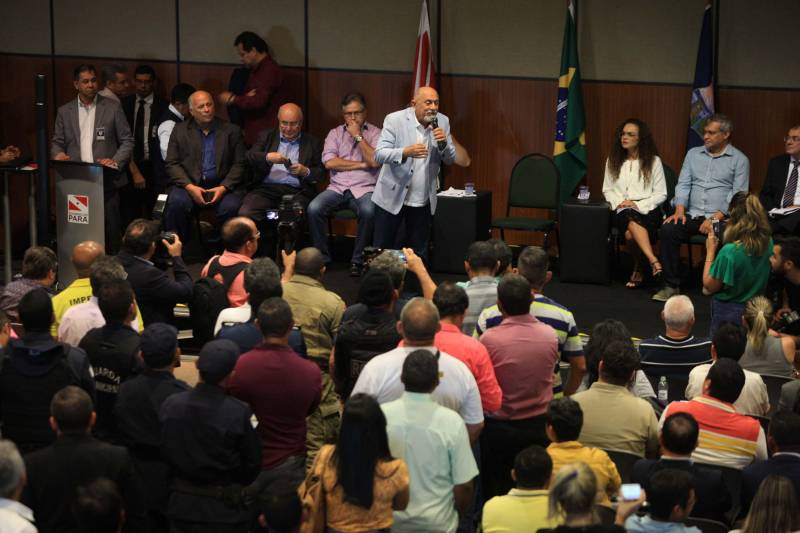Com a entrega de mais 359 veículos, somente esta semana, o Governo do Pará reforçou a atuação da área de segurança pública em todo o Estado. Todos os veículos auxiliarão no combate a criminalidade e a manutenção da segurança em todo o território paraense. Boa parte desses veículos foi destinada diretamente para as guardas municipais, numa ação integrada com as Prefeituras, por meio da Secretaria de Segurança Pública e Defesa Social (Segup) com articulação da Secretaria de Municípios Sustentáveis, que define em conjunto com os municípios, a agenda de prioridades. A última etapa da entrega ocorreu nesta quinta-feira (5), no Hangar – Centro de Convenções da Amazônia.
FOTO: RODOLFO OLIVEIRA / AG. PARÁ
DATA: 05.07.2018
BELÉM - PARÁ <div class='credito_fotos'>Foto: Rodolfo Oliveira/Ag. Pará | <a href='/midias/2018/originais/4420b80a-bf8c-4b96-9e05-2772b4a6c6c0.jpg' download><i class='fa-solid fa-download'></i> Download</a></div>