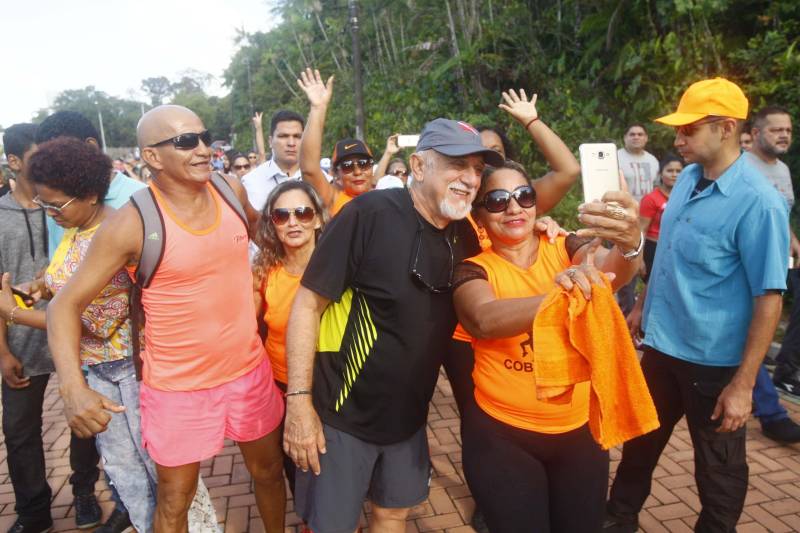Uma reabertura feita a milhares de mãos. A fita inaugural colocada no inicio da trilha principal do Parque do Utinga foi rompida por mais de cinco mil pessoas ansiosas pelo inicio da caminhada, marcando o segundo dia da programação de reabertura do mais novo espaço paraense de lazer e interatividade com a natureza. Misturado aos populares, o governador Simão Jatene andou os quatro quilômetros que separam a entrada do parque ao seu ponto final, o Recanto da Volta.
FOTO: THIAGO GOMES / AG. PARÁ
DATA: 17.03.2018
BELÉM - PARÁ <div class='credito_fotos'>Foto: Thiago Gomes /Ag. Pará | <a href='/midias/2018/originais/44252ea7-3c3e-424b-92bf-67b7dbdfdd1f.jpg' download><i class='fa-solid fa-download'></i> Download</a></div>