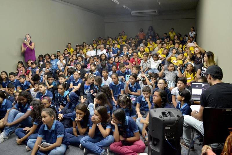 A Biblioteca Arthur Vianna, da Fundação Cultural do Pará (FCP), promove o evento “Literatura Para Gente Miúda”, uma programação especial voltada ao público infantil. O evento comemora o Dia do Livro Infantil, nesta quarta-feira, 18. Espetáculo teatral, exposição e performances poéticas fazem parte da iniciativa.
FOTO: ASCOM FCP
DATA: 18.04.2018
BELÉM - PARÁ <div class='credito_fotos'>Foto: ASCOM FCP | <a href='/midias/2018/originais/44266556-b2ba-425f-8b16-dd2fd0364135.jpg' download><i class='fa-solid fa-download'></i> Download</a></div>