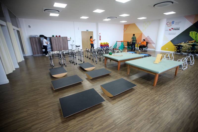 O Pará ganha, a partir desta quarta-feira, 30, o primeiro Centro Integrado de Inclusão e Reabilitação da região Norte. Localizado na rodovia Arthur Bernardes, em Belém, às margens da Baía do Guajará, o Centro Integrado de Inclusão e Reabilitação – CIIR, está instalado em uma área total de mais de 40 mil metros quadrados. O Centro é diferente de outros que já existem no país por integrar vários serviços em um único local. A obra foi iniciada em março de 2014 e está orçada em mais de R$ 32 milhões, recursos do tesouro estadual. O CIIR faz parte das ações previstas pelo Governo do Estado ampliando os serviços já oferecidos pela Secretaria de Estado de Saúde Pública (Sespa). A inauguração do Centro será às 16h30. O CIIR vai agregar, em um único espaço, assistência médica, odontológica, reabilitação, capacitação, oficinas para produção de próteses e serviço de apoio e diagnósticos em crianças, jovens e adultos com deficiência no Estado do Pará. No CIIR vai funcionar um Centro Especializado em Reabilitação (CER IV) para usuários com deficiência auditiva, física, intelectual e visual; uma oficina ortopédica fixa e um Centro de Especialidades Odontológicas (CEO II).
FOTO: THIAGO GOMES / AG. PARÁ
DATA: 25.05.2018
BELÉM - PARÁ <div class='credito_fotos'>Foto: Thiago Gomes /Ag. Pará | <a href='/midias/2018/originais/442a4a1d-8075-4a0c-9d47-c6ae611486c9.jpg' download><i class='fa-solid fa-download'></i> Download</a></div>
