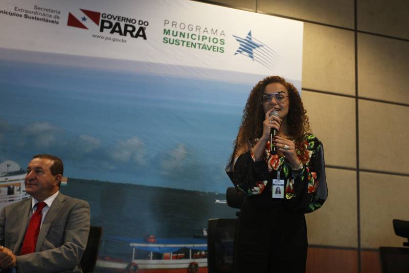 O primeiro dia do Fórum Permanente de Prefeitas e Prefeitos dos Municípios Sustentáveis contou com a participação de 85 prefeitos , 17 vices e 21 secretários municipais dos 141 municípios manifestaram interesse em adotar as diretrizes do programa. Para o governador Simão Jatene, esta grande participação simboliza a união de agentes públicos que colocaram os interesses coletivos acima dos interesses individuais para construir um estado melhor para todos. Com o tema “Gestão Compartilhada”, o evento traz as experiências e os desdobramentos das agendas governamentais que foram planejadas em parceria com as gestões municipais. Através da Secretaria Extraordinária de Municípios Sustentáveis (Semsu) Governo do Pará, por meio da Semsu, investe na capacitação dos municípios para a promoção de uma gestão fiscal eficiente. Para Izabela Jatene, este primeiro dia serviu para sinalizar o quanto os gestores estão preocupados com o equilíbrio da questão fiscal dos municípios e em desenvolver uma governança compartilhada para desenvolver seus municípios. Na foto, a titular da Semsu, Izabela Jatene.
FOTO: ANTÔNIO SILVA / AG. PARÁ
DATA: 07.02.2018
BELÉM - PARÁ <div class='credito_fotos'>Foto: Antônio Silva/Ag. Pará | <a href='/midias/2018/originais/442b3812-5dba-42d2-9db7-b300a2184885.jpg' download><i class='fa-solid fa-download'></i> Download</a></div>