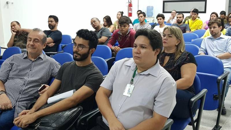 Aliar tecnologia com ideias que possibilitem o crescimento do mercado turístico do Pará é a proposta central do projeto “Desafio Inovatur”. Na tarde da última quarta-feira (28), no auditório do Parque de Ciência e Tecnologia – PCT Guamá, em Belém, a Secretaria de Estado de Turismo (Setur) reuniu os interessados no projeto para tirar dúvidas e apresentar o Plano Ver-o-Pará. O evento reuniu cerca de 80 participantes, desde empresários, estudantes, profissionais liberais, professores e outros profissionais, e iniciou com a palestra “Plano de Turismo”, ministrada pela coordenadora de marketing da Setur, Cláudia Guedes, que apresentou todas as peculiaridades do plano que tem como meta até o ano de 2020 colocar o Pará na liderança do destino da Amazônia. Na foto, o gerente de Inteligência de Mercado da Setur, Thiago Figueira (de crachá).
FOTO: ASCOM / SETUR
DATA: 02.03.2018
BELÉM - PARÁ <div class='credito_fotos'>Foto: ASCOM SETUR | <a href='/midias/2018/originais/442c321b-0ff9-4915-b551-7b4dd9f8761e.jpg' download><i class='fa-solid fa-download'></i> Download</a></div>