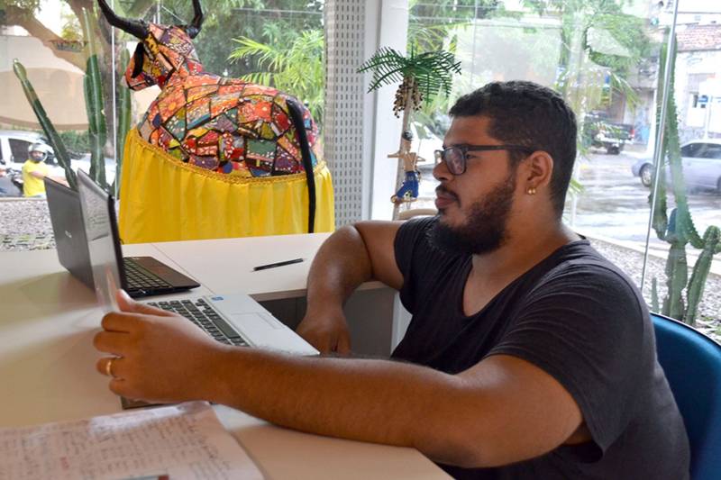 Segundo um dos responsáveis em apresentar a exposição ao público, José Santana de Carvalho (foto), a Mostra possui peças que remetem a década de 90 e ainda hoje são contemporâneas. “Nas fotografias em preto e branco, ainda tem este olhar artístico e contemporâneo. As fotos produzidas em 1993 ainda são atuais que mostram pessoas, olhares e moradores da Vila da Barca”, pontua.

FOTO: LUCAS MOTA/ASCOM FCP
DATA: 23.11.2018
BELÉM-PARÁ <div class='credito_fotos'>Foto: LUCAS MOTA / ASCOM FCP   |   <a href='/midias/2018/originais/4438278a-26b2-414a-b5fc-80676bfe997b.jpg' download><i class='fa-solid fa-download'></i> Download</a></div>