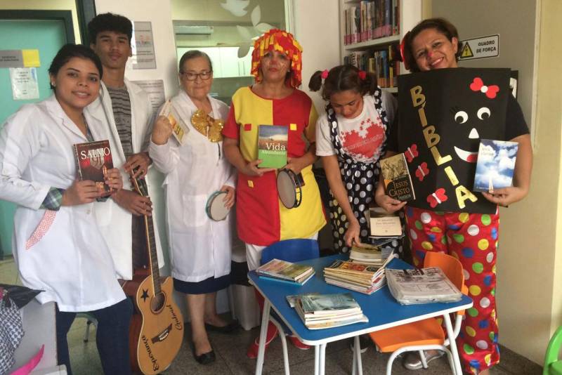 Os grupos que participam do Programa de Voluntariado da Pró-Saúde Associação Beneficente de Assistência Social e Hospitalar em Marabá estão realizando uma campanha de arrecadação de livros para doar ao Hospital Regional do Sudeste do Pará - Dr. Geraldo Veloso (HRSP), em Marabá. Na foto, doação de livros.
FOTO: ASCOM HRSP
DATA: 25.04.2018
MARABÁ - PARÁ <div class='credito_fotos'>Foto: ASCOM HRSP | <a href='/midias/2018/originais/4438fb2c-68f3-47b6-a66c-65d1fc428381.jpg' download><i class='fa-solid fa-download'></i> Download</a></div>