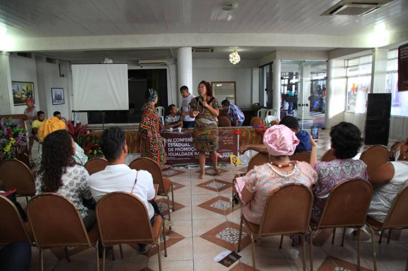 Com debates sobre representatividade, violência e racismo contra populações de matriz africana, quilombolas e indígenas, a IV Conferência Estadual de Promoção da Igualdade Racial foi aberta nesta terça-feira, 27, no Hotel Gold Mar, em Belém.
FOTO: WAGNER ALMEIDA / ASCOM SEJUDH
DATA: 27.03.2018
BELÉM - PARÁ
<div class='credito_fotos'>Foto: Wagner Almeida/ Ascom Sejudh | <a href='/midias/2018/originais/443ee796-e70a-4937-8aa8-96d088912fa7.jpg' download><i class='fa-solid fa-download'></i> Download</a></div>
