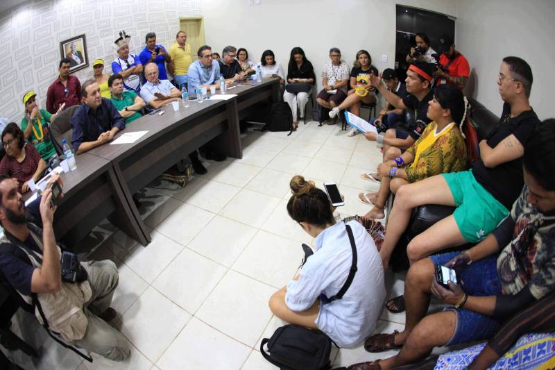 O dia começou cedo para os participantes da Semana dos Povos Indígenas, que ocorre em São Félix do Xingu, no sudeste do Pará. A vasta programação se estendeu durante toda a segunda-feira (16), com os serviços ofertados pelo Estado, os jogos e abertura oficial, à noite. Depois do seminário na Câmara Municipal – que ficou lotada, com a presença de caciques, estudantes e autoridades, Sônia Guajajara, Puyr Tembé, gerente de Promoção e Proteção dos Direitos dos Povos Indígenas da Secretaria de Estado de Justiça e Direitos Humanos (Sejudh) e outros convidados da semana se reuniram com o presidente da Assembleia Legislativa, deputado Márcio Miranda (DEM, foto), para solicitar apoio na locomoção de índios paraenses ao Acampamento Terra Livre, que ocorre no próximo dia 23, em Brasília (DF).
FOTO: RODOLFO OLIVEIRA / AG. PARÁ
DATA: 16.04.2018
SÃO FÉLIX DO XINGU - PARÁ <div class='credito_fotos'>Foto: Rodolfo Oliveira/Ag. Pará | <a href='/midias/2018/originais/44433fd8-c872-4203-b9e9-9b16340a57fd.jpg' download><i class='fa-solid fa-download'></i> Download</a></div>