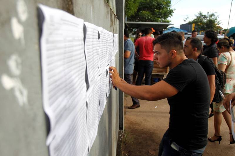 Um total de 9011 candidatos fizeram as provas para concorrer a 500 vagas para agente prisional da Superintendência do Sistema Penitenciário do Estado (Susipe), neste domingo, 18. No total, 11.835 candidatos estavam inscritos para o concurso, que é o primeiro da instituição para o cargo.
As provas foram realizadas em Belém, Altamira, Marabá, Castanhal (foto), Itaituba e Santarém.
FOTO: AKIRA ONUMA / ASCOM SUSIPE
DATA: 18.03.2018
CASTANHAL - PARÁ <div class='credito_fotos'>Foto: Akira Onuma / Ascom Susipe | <a href='/midias/2018/originais/44489453-9287-4b2c-a82c-3023ece14137.jpg' download><i class='fa-solid fa-download'></i> Download</a></div>