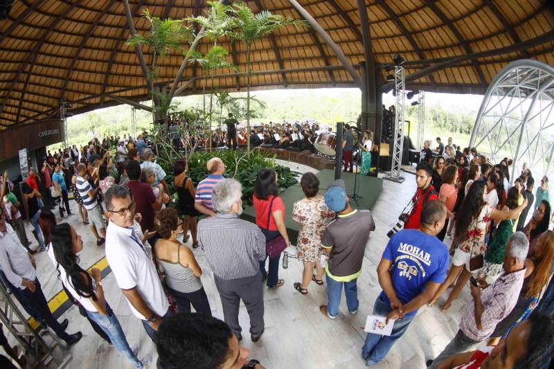 O Parque Estadual do Utinga (PEUt) o mais importante espaço de preservação e estudo da biodiversidade dentro da Região Metropolitana de Belém será reaberto à população a partir desta sexta,16, a partir das 16h30, com apresentações artísticas, com o Boi Veludinho, crianças do Pro Paz e a premiada Orquestra Sinfônica do Theatro da Paz. A apresentação será em um espaço ao ar livre e não será necessária a retirada de ingressos, por esse motivo, a recomendação é que o público chegue cedo, porque a entrada será fechada quando o espaço estiver lotado.
FOTO: THIAGO GOMES / AG PARÁ
DATA: 16.03.2018
BELÉM - PARÁ <div class='credito_fotos'>Foto: Thiago Gomes /Ag. Pará | <a href='/midias/2018/originais/444e98dc-a15f-476e-9af8-ca3c8402854d.jpg' download><i class='fa-solid fa-download'></i> Download</a></div>