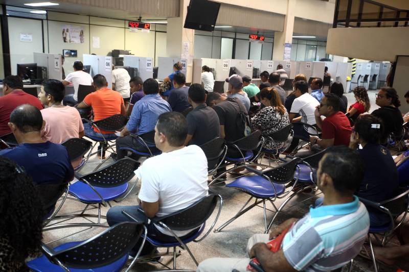 A Portaria de nº 831/ 2018 publicada no Diário Oficial de terça-feira (26) determinou o cancelamento de 26.224 Carteiras Nacionais de Habilitação (CNHs) por constatação de fraude durante o processo de emissão. Esta é a etapa conclusiva do processo administrativo especial, aberto internamente pelo Departamento de Trânsito do Estado (Detran/PA), com base no Art. 263 do Código de Trânsito Brasileiro (CTB), que já cancelou 31.935 CNHs, em 12 portarias no todo. O cancelamento das carteiras é resultado da Operação Galezia, deflagrada em 2015 pela Polícia Civil, com apoio do Detran/PA e do Ministério Público do Estado (MPE). A ação policial desarticulou um esquema fraudulento de emissão de CNH atuante no sul e sudeste do Pará, no qual estavam envolvidos servidores do Detran, despachantes e proprietários de Centros de Formação de Condutores, além de clínicas de exames.
FOTO: SIDNEY OLIVEIRA / AG. PARÁ
DATA: 27.03.2018
BELÉM - PARÁ <div class='credito_fotos'>Foto: Sidney Oliveira/Ag. Pará | <a href='/midias/2018/originais/445268d6-a0d8-4c18-a29c-a6dd1aef45cb.jpg' download><i class='fa-solid fa-download'></i> Download</a></div>