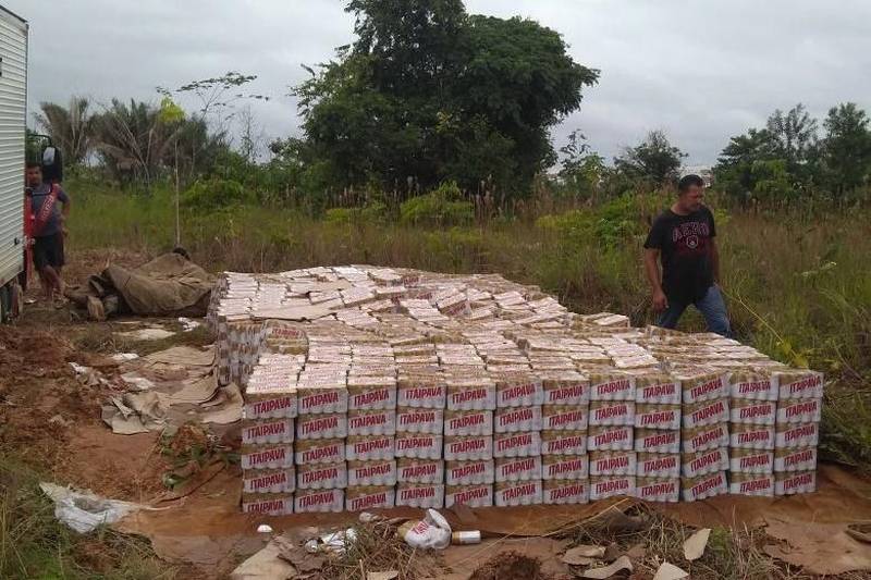 Mais um caminhão que transportava latinhas de cerveja de forma irregular foi interceptado por servidores da Secretaria da Fazenda do Pará (Sefa). Assim como ocorreu no último domingo (11), quando a Sefa apreendeu 18 mil latas de cervejas sem nota fiscal, profissionais da Coordenação de Mercadorias em Trânsito de Marabá, sudeste paraense, apreenderam, nesta quarta-feira (14), um veículo com 4.263 pacotes (foto), num total de 51.156 latas de cerveja, sem documento fiscal. O caminhão foi localizado, atolado, num ramal da Rodovia BR 230, a Transamazônica.
FOTO: ASCOM SEFA
DATA: 14.03.2018
MARABÁ - PARÁ <div class='credito_fotos'>Foto: Ascom Sefa | <a href='/midias/2018/originais/44536e9c-42aa-4375-b64f-37e32ec00ad0.jpg' download><i class='fa-solid fa-download'></i> Download</a></div>